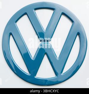 Stockholm, Suède - 6 juin 2025 : logo VW monté sur un camping-car vintage. Banque D'Images