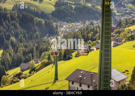 Ortisei, Italie - 29 septembre 2024 : téléphérique à Furnes, partie de Seceda voyage à Val Gardena, Dolomites Alpes en automne, vue aérienne de la ville Banque D'Images
