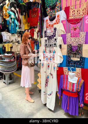 Shopper , Mercado de Artesanías la Ciudadela, centre-ville de Mexico, Mexico, Mexique Banque D'Images