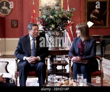 Londres, Grande-Bretagne. 8 juin 2025. Le vice-premier ministre chinois en visite He Lifeng s'entretient avec la chancelière britannique de l'Échiquier Rachel Reeves sur le renforcement de la coopération économique et financière entre les deux pays à Londres, Grande-Bretagne, le 8 juin 2025. Il dirige la partie chinoise du dialogue économique et financier Chine-Royaume-Uni et a eu un échange de vues approfondi avec Reeves, le chef britannique du dialogue, également sur des questions d'intérêt commun. Crédit : Li Ying/Xinhua/Alamy Live News Banque D'Images