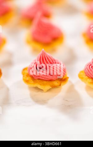 Sandwich biscuit Spritz citron avec crème au beurre à la canneberge Banque D'Images