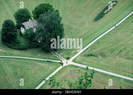 Salzbourg, Autriche, 15 mai 2025 : le carrefour solitaire : vue aérienne du silence rural de Salzbourg Banque D'Images