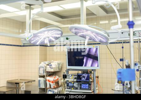 Melle, Deutschland 30. Januar 2023 : Im Bild : Ein klarer Blick in einen hochmodernen Operationssaal der für den nächsten chirurgischen Eingriff bereitsteht. Zwei markante OP-Leuchten mit ihrer LED-Beleuchtung dominieren den Raum und symbolisieren die Präzision und Klarheit die in der chirurgie unerlässlich sind. Ein fortschrittlicher Monitor im Hintergrund zeigt die Integration von medizinischer technologie in die moderne Praxis. Dieser OP-Saal spiegelt die stérile Umgebung und die höchsten standards an Sauberkeit und Hygiene Wider die in jedem Krankenhaus oberste Priorität haben. Die hochwerti Banque D'Images