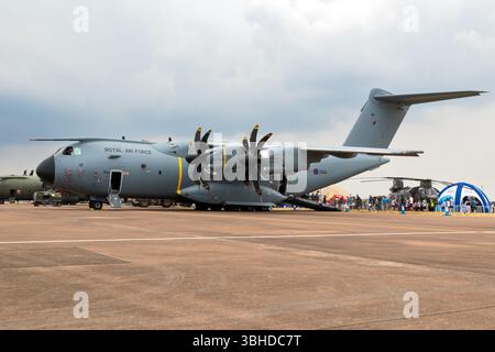 Avion de transport militaire Airbus A400M Atlas C.1 de la Royal Air Force sur le tarmac de la base aérienne RAF Fairford. Fairford, Royaume-Uni - 13 juillet 2018 Banque D'Images
