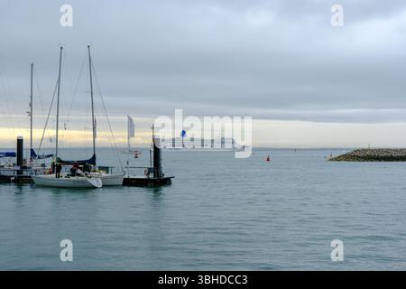 7 juin 2025 - Cowes, Royaume-Uni - bateaux de croisière naviguant à travers le Solent et le passé de Cowes, Royaume-Uni pour partir pour un voyage et passer les yachts et les quais. Banque D'Images