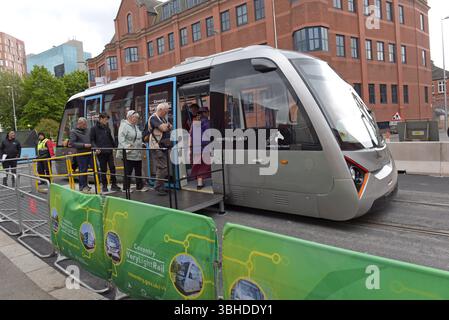 Passagers embarquant sur la piste d'essai Very Light Rail de Coventry VLR, le nouveau système de tramway pionnier à Coventry, le 8 juin 2025 Banque D'Images
