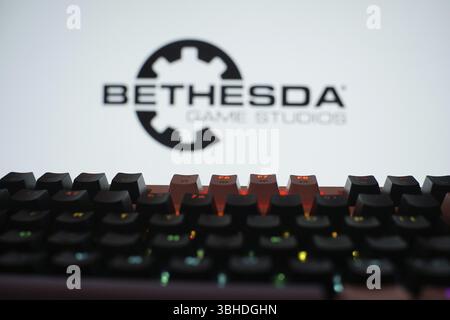Logo Bethesda Game Studios affiché au-dessus d'un clavier de jeu rétroéclairé avec un contraste sombre Banque D'Images
