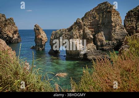 Des formations rocheuses naturelles à Ponta da Piedade (« point de miséricorde ») sont montrées le long de la côte sud du Portugal, près de la ville de Lagos. Banque D'Images
