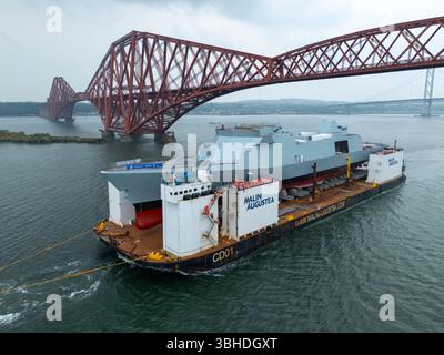 South Queensferry, Écosse, Royaume-Uni. 9 juin 2025. Le HMS Venturer, une nouvelle frégate de type 31 de la Royal Navy, est transporté par barge jusqu'au poste d'amarrage Charles Hammond au port de Leith où il sera flotté. Le HMS Venturer est une frégate à usage général en cours de construction au chantier naval Babcock à Rosyth et une fois débarquée à Leith, elle sera remorquée à Rosyth pour être équipée. Pic ; le HMS Venturer passe sous le pont Forth. Iain Masterton/Alamy Live News Banque D'Images