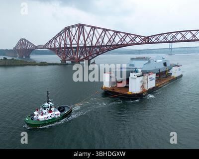 South Queensferry, Écosse, Royaume-Uni. 9 juin 2025. Le HMS Venturer, une nouvelle frégate de type 31 de la Royal Navy, est transporté par barge jusqu'au poste d'amarrage Charles Hammond au port de Leith où il sera flotté. Le HMS Venturer est une frégate à usage général en cours de construction au chantier naval Babcock à Rosyth et une fois débarquée à Leith, elle sera remorquée à Rosyth pour être équipée. Pic ; le HMS Venturer passe sous le pont Forth. Iain Masterton/Alamy Live News Banque D'Images