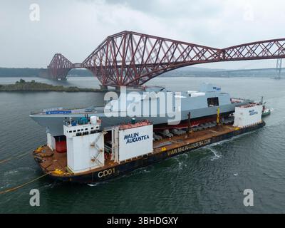 South Queensferry, Écosse, Royaume-Uni. 9 juin 2025. Le HMS Venturer, une nouvelle frégate de type 31 de la Royal Navy, est transporté par barge jusqu'au poste d'amarrage Charles Hammond au port de Leith où il sera flotté. Le HMS Venturer est une frégate à usage général en cours de construction au chantier naval Babcock à Rosyth et une fois débarquée à Leith, elle sera remorquée à Rosyth pour être équipée. Pic ; le HMS Venturer passe sous le pont Forth. Iain Masterton/Alamy Live News Banque D'Images