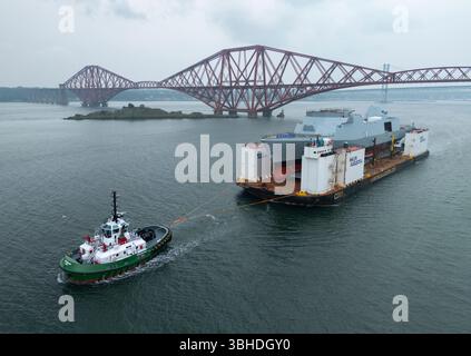 South Queensferry, Écosse, Royaume-Uni. 9 juin 2025. Le HMS Venturer, une nouvelle frégate de type 31 de la Royal Navy, est transporté par barge jusqu'au poste d'amarrage Charles Hammond au port de Leith où il sera flotté. Le HMS Venturer est une frégate à usage général en cours de construction au chantier naval Babcock à Rosyth et une fois débarquée à Leith, elle sera remorquée à Rosyth pour être équipée. Pic ; le HMS Venturer passe sous le pont Forth. Iain Masterton/Alamy Live News Banque D'Images