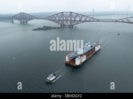 South Queensferry, Écosse, Royaume-Uni. 9 juin 2025. Le HMS Venturer, une nouvelle frégate de type 31 de la Royal Navy, est transporté par barge jusqu'au poste d'amarrage Charles Hammond au port de Leith où il sera flotté. Le HMS Venturer est une frégate à usage général en cours de construction au chantier naval Babcock à Rosyth et une fois débarquée à Leith, elle sera remorquée à Rosyth pour être équipée. Pic ; le HMS Venturer passe sous le pont Forth. Iain Masterton/Alamy Live News Banque D'Images