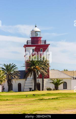 L'emblématique phare rayé rouge et blanc de moule point le long de la Prominade Greenpoint du Cap par une journée claire et ensoleillée. Banque D'Images