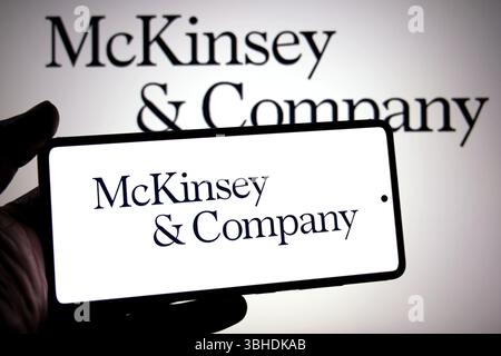 Inde. 08 juin 2025. Dans cette illustration photo, un logo McKinsey & Company est affiché sur un smartphone et en arrière-plan. (Photo par Avishek Das/SOPA images/SIPA USA) *** strictement à des fins d'actualités éditoriales *** crédit : SIPA USA/Alamy Live News Banque D'Images