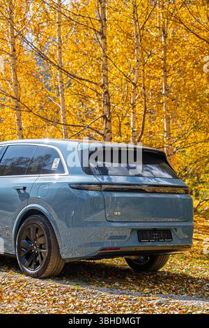 Bichkek, Kirghizistan - 12 mai 2025 : gros plan du coin arrière d'un SUV Li L7 bleu clair, mettant en évidence le feu arrière et la roue, sur fond de Banque D'Images