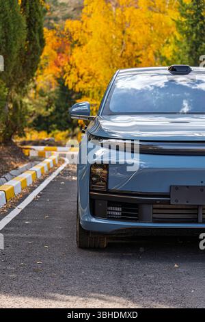 Bichkek, Kirghizistan - 12 mai 2025 : gros plan de la partie avant d'un SUV Li L7 bleu clair, mettant en évidence son design moderne de phare et son rétroviseur latéral, Banque D'Images