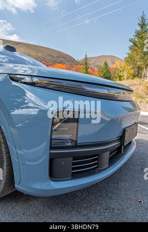 Bichkek, Kirghizistan - 12 mai 2025 : gros plan sur le pare-chocs avant et le passage de roue d'un SUV Li L7 bleu clair, mettant en valeur ses détails de conception contre un au Banque D'Images