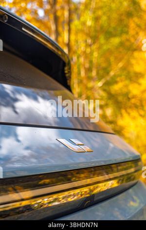 Bichkek, Kirghizistan - 12 mai 2025 : gros plan de l'emblème Li L7 à l'arrière d'un SUV bleu clair, avec un arrière-plan flou d'arbres d'automne Banque D'Images