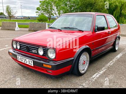 Photo d'une voiture classique rouge espagnole enregistrée Volkswagen Golf GTI Mark 2 Hot Hatch garée dans un parking de supermarché Santander Cantabria Espagne Europe Banque D'Images