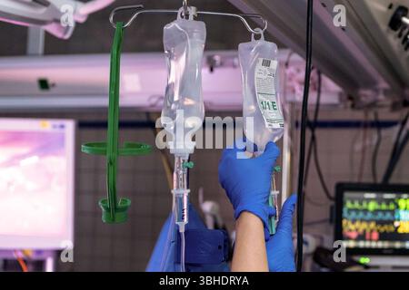 LK Osnabrück, Deutschland 30. Januar 2023 : Im Bild : gerne, hier ist die detaillierte Bildunterschrift für das beschriebene Szenario, Optimiert für eine redaktionelle Datenbank : Headline : Anästhesist Medikamentenintegration : Präzise bereitet infusion vor Beschreibung der Aufnahme viele mots-clés integriert : dieses Szenario beschreibt einen entscheidenden Anästhesist Mit höchster Präzision und Sorgfalt avec matrice SPR Banque D'Images