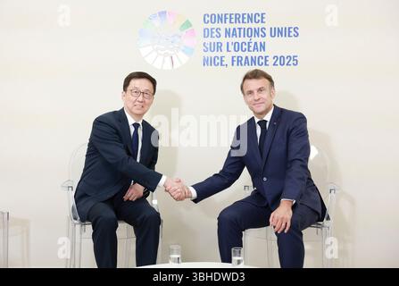 Nice, France. 9 juin 2025. Le vice-président chinois Han Zheng rencontre le président français Emmanuel Macron en marge de la troisième Conférence des Nations Unies sur les océans (UNOC) à Nice, en France, le 9 juin 2025. Crédit : Ding Haitao/Xinhua/Alamy Live News Banque D'Images