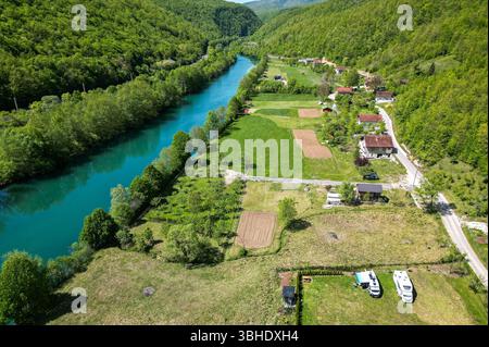 Incroyable rivière Una avant Strbacki buk en Bosnie-Herzégovine. Belle rivière Una avec de petits emplacements de camping pour camping-cars et camping-cars le long du Banque D'Images