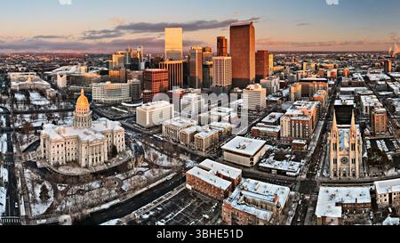 Vue au lever du soleil sur le centre-ville de Denver Colorado, avec Captial et Civic Center Park Banque D'Images