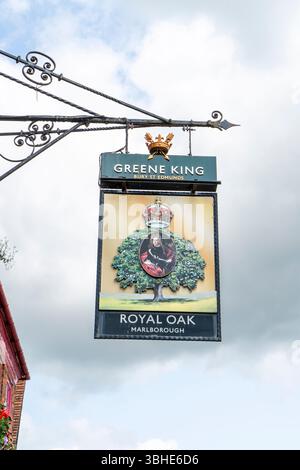 Royal Oak pub signe dans Marlborough High Street UK Banque D'Images