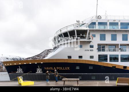 Tromso, Norvège, 05.15.2025. Le navire Havila Pollux a accosté dans le port de Tromso par un jour nuageux de printemps Banque D'Images