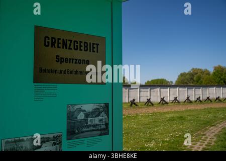 Hötensleben, Deutschland 27. Avril 2025 : IM Bild : Das eindringliche Warnschild GRENZGEBIET Sperrzone Betreten und Befahren verboten am Grenzdenkmal Hötensleben in Sachsen-Anhalt ist ein unmittelbares Symbol der innerdeutschen Grenze und der DDR-Diktatur. Es erinnert an die strikte Abriegelung und die Einschränkung der Bewegungsfreiheit, die einst Ost und West trennten. Dieses originale Zeugnis verdeutlicht die Sperrzone und den Grenzstreifen, der die Bevölkerung vom unmittelbaren Grenzgebiet fernhielt. VOR dem Hintergrund der authentischen Grenzanlagen mit ihren Mauern und Sperren wird die GEF Banque D'Images