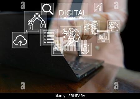 Une femme d'affaires interagit avec un ordinateur portable, entouré d'icônes d'interface numérique représentant l'automatisation, l'IA, le cloud, la sécurité et l'analyse de données - SIGNI Banque D'Images