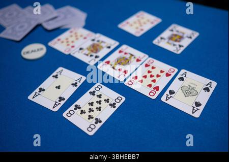 Grou d'amis jouant au texas hold em poker Banque D'Images