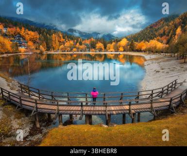 Vue aérienne de la femme sur le pont en bois, le lac et les orangers Banque D'Images
