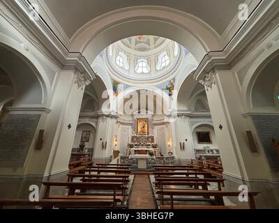 La Chiesa di Santa Maria delle Grazie baroque avec son dôme orné et ses intérieurs historiques, surplombant Marina Corricella sur la magnifique île de Pr Banque D'Images