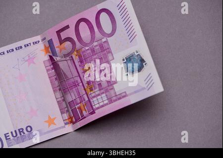 Vue rapprochée d'un billet de 500 euros présentant son design complexe et ses couleurs vives sur fond gris Banque D'Images