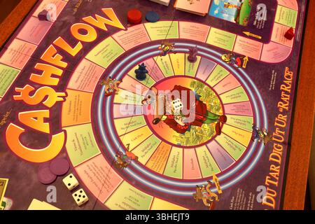 Le flux de trésorerie du jeu de société financière. Prenez le contrôle de votre Personal Economy. Créé par Robert Kiyosaki. Gros plan et isolé. Banque D'Images