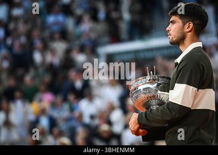 Paris, France, France. 8 juin 2025. Carlos ALCARAZ d'Espagne célèbre sa victoire avec le trophée lors de la quinzième journée de Roland-Garros 2025, Open de France 2025, tournoi de tennis du Grand Chelem au stade Roland-Garros le 08 juin 2025 à Paris, France. (Crédit image : © Matthieu Mirville/ZUMA Press Wire) USAGE ÉDITORIAL SEULEMENT ! Non destiné à UN USAGE commercial ! Banque D'Images
