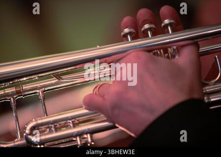 Instruments de cuivres dans un décor de scène Banque D'Images