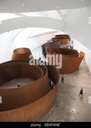 Les œuvres de Richard Serra The Matter of Time ont leur propre salle au Musée Guggenheim de Bilbao, en Espagne. Banque D'Images