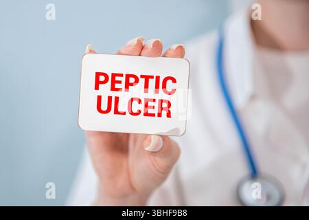 Le médecin garde une carte avec le nom du diagnostic - ulcère peptique. Mise au point sélective. Concept médical. Banque D'Images