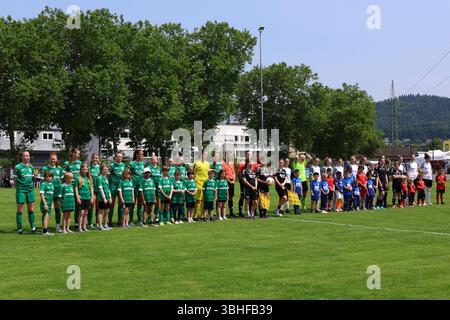 Freiburg, Deutschland. 09 juin 2025. Die beiden Finalgegner vor dem Anpfiff beim Badnerlied zum SBFV-Pokalfinale Frauen 24/25 - ESV/PSV Freiburg - FC Freiburg-ont Georgen crédit : dpa/Alamy Live News Banque D'Images