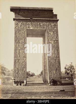Karnak. Temple de Ramessés IV, porte triomphale - Bonfils. Banque D'Images