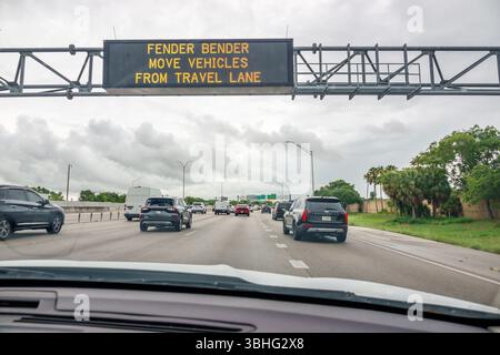 Fort ft. Lauderdale Floride, autoroute I-95 autoroute Interstate, véhicules de voitures de circulation routière sur route, panneau de signalisation électronique de LED, Fender Bende Banque D'Images