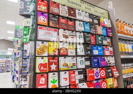 West Palm Beach Lake Park Floride, supermarché d'épicerie Publix, intérieur, présentoir de carte-cadeau, chèques-cadeaux au détail restaurants au détail Banque D'Images