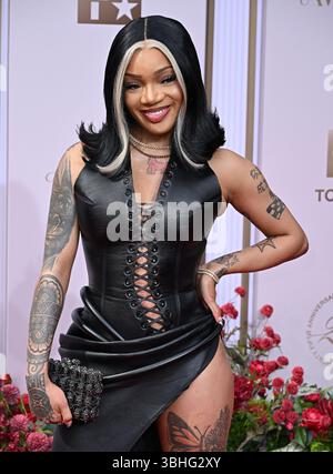 Los Angeles, États-Unis. 09 juin 2025. GloRilla arrive aux BET Awards 2025 organisés au Peacock Theater le 9 juin 2025 à Los Angeles, CA. © Starbuck/ Credit : AFF/Alamy Live News Banque D'Images