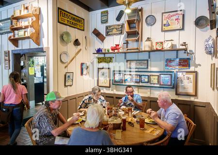 Fort ft. Pierce Florida, Cracker Barrel Old Country Store restaurant, à l'intérieur, hommes adultes hommes femmes seniors, amis de la famille dînant Banque D'Images