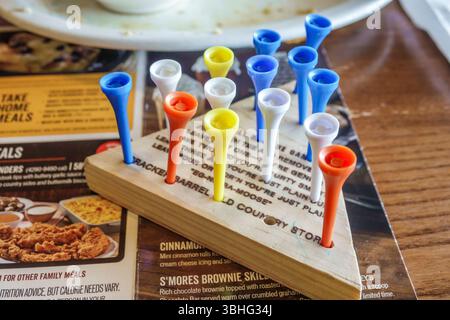 Fort ft. Pierce Florida, Cracker Barrel Old Country Store restaurant, à l'intérieur, menu triangle en bois table de jeu de cheville puzzle, jaune orange blanc bleu Banque D'Images
