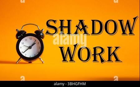 Symbole de travail d'ombre. Concept Words Shadow Work sur un beau fond orange avec réveil. Business et Shadow Work concept. Copier l'espace. Banque D'Images