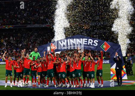 Gardien de but portugais Diogo Costa, Nelson Semedo, Ruben Dias, Antonio Silva, Diogo Dalot, Joao Palhinha, Bruno Fernandes, Goncalo Ramos, Bernardo Silva, Joao Felix, gardien de but portugais Jose sa, Renato Veiga Goncalo Inacio, Joao Neves, Francisco Trincao, Rafael Leao, Ruben Neves, Pedro Goncalves, Pedro Neto, Diogo Jota, Rui Silva, Vitinha du Portugal, Rodrigo Mora, Nuno Mendes, Francisco Conceicao, entraîneur du Portugal, Roberto Martinez et Cristiano Ronaldo du Portugal célèbrent la finale de la Ligue des Nations de l'UEFA entre le Portugal et l'Espagne à la Munich Football Arena. Portugal 2-2 Espagne (Por Banque D'Images